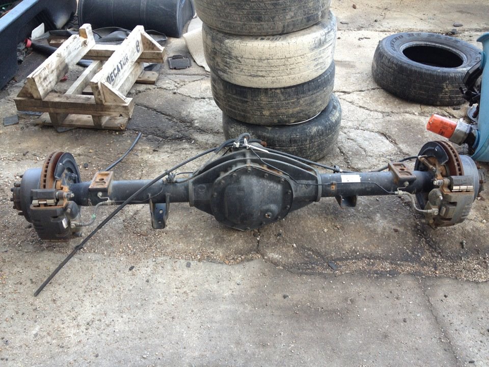 Rear axle assembly with disc brakes and differential housing
