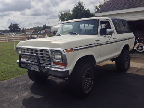 1979 Ford Bronco - This 1979 Ford Bronco features a removable soft top and a prominent bull bar on the front bumper.