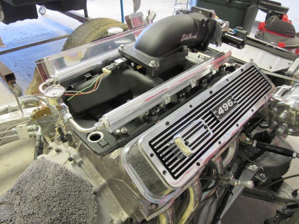 Custom engine with black Edelbrock intake and polished 496 valve covers