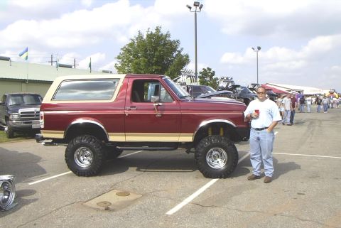 1995 Ford Bronco - Buddy of mine beside a bronco with 4" suspension lift and 3" body and 33's