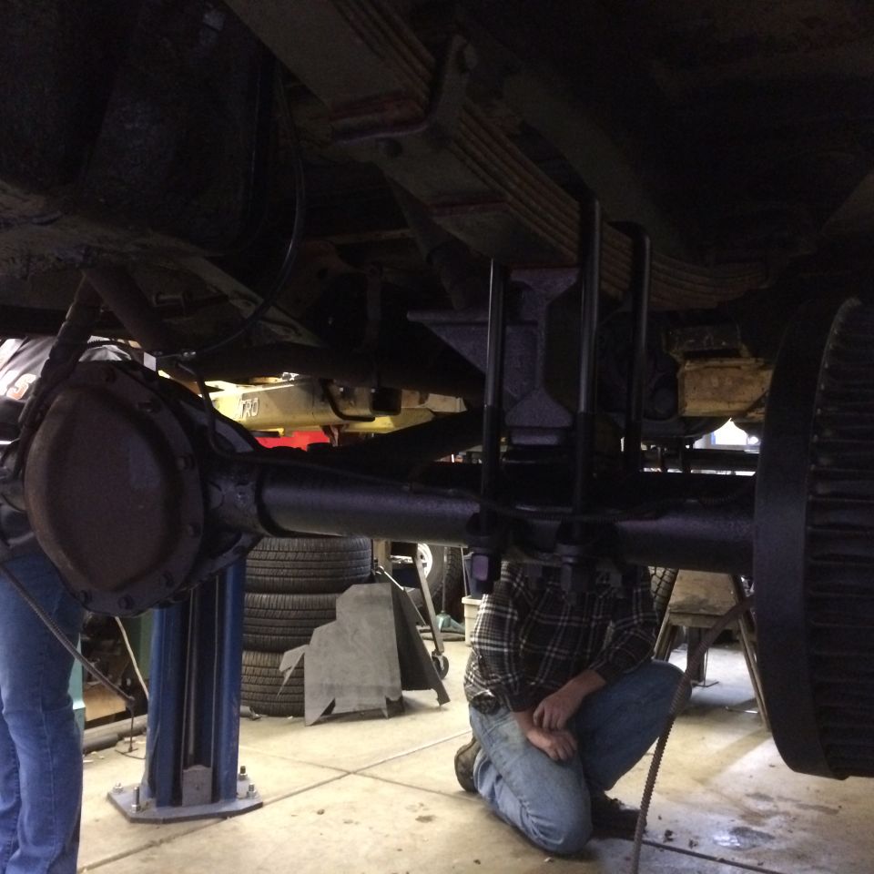 Rear axle assembly with leaf springs and U-bolts
