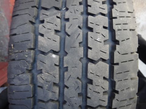 1995 Chevrolet P30 1 Ton - Step Van - The image shows a detailed view of a tire's tread pattern, with a watermark at the bottom right.