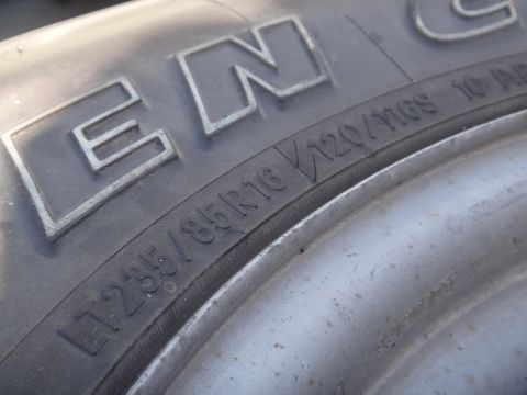 1995 Chevrolet P30 1 Ton - Step Van - Tire sidewall shows LT235/85R16 120/116S markings.