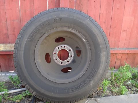 1995 Chevrolet P30 1 Ton - Step Van - A single wheel and tire assembly is shown, with visible tire brand and model information.