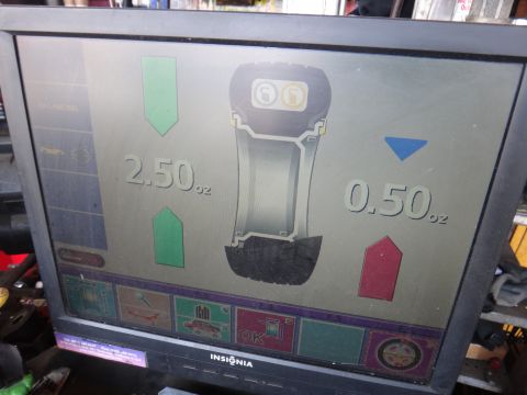 1995 Chevrolet P30 1 Ton - Step Van - Screen display of a tire balancing machine with weight measurements.