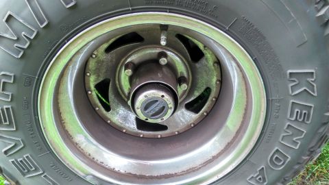 1996 Ford Bronco - Lots of brake dust all over this wheel.
