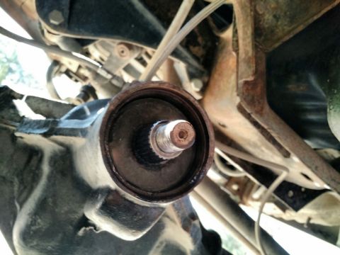 1992 Ford Bronco - Close-up of a Dana 44 front pinion seal, showing the splined shaft.