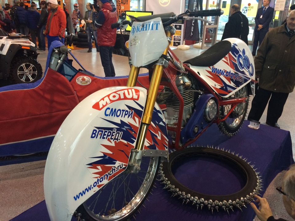 Speedway motorcycle with "MOTUL", "СМОТРИ", "ВПЕРЁД!" text and "www.otarych.ru" website, next to a studded tire
