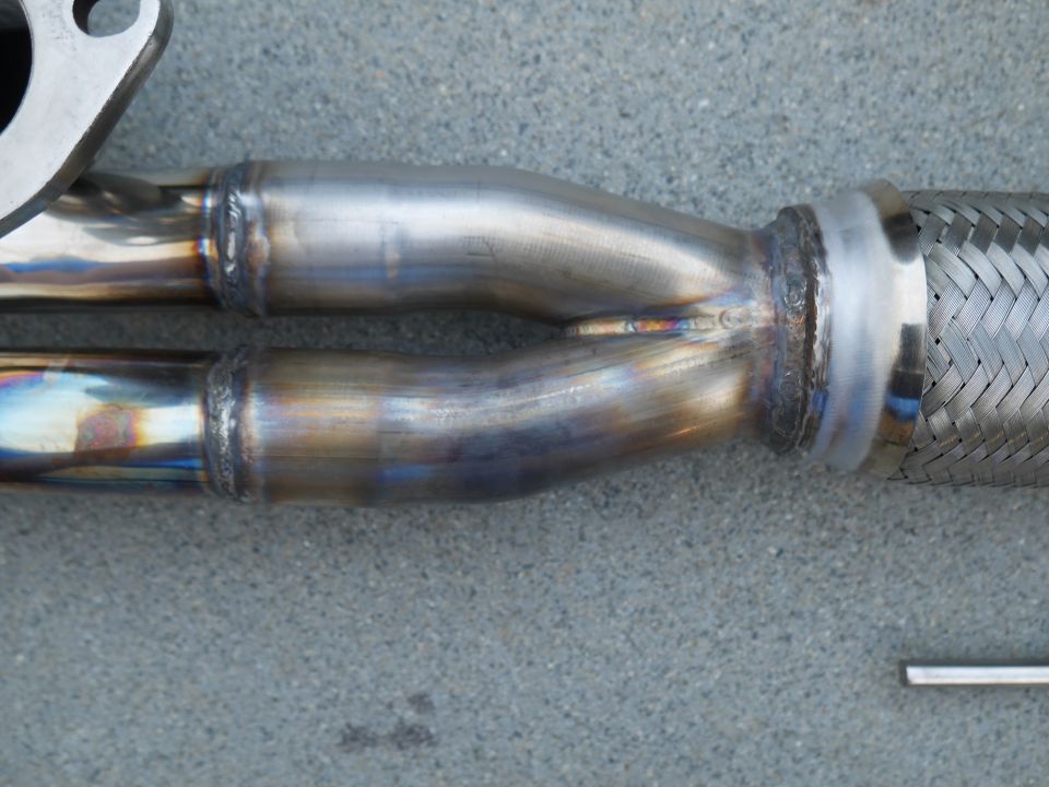 Exhaust pipe Y-junction with braided flex pipe