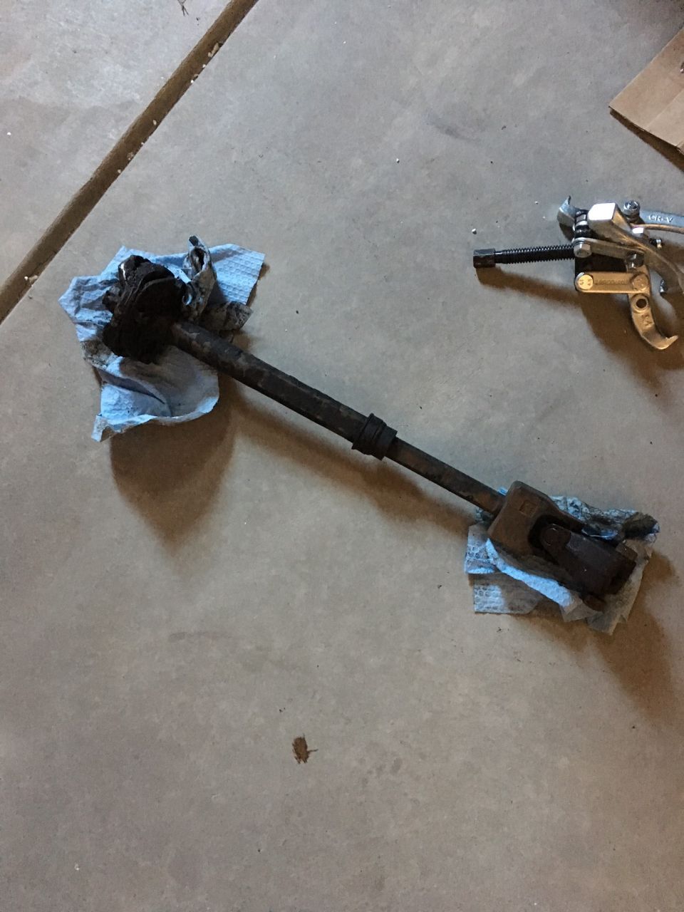 Steering shaft with U-joints on a concrete floor
