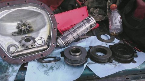 1996 Ford Bronco - replacing TracLok clutches in the 10.25" with the 2-pinion Ford case.