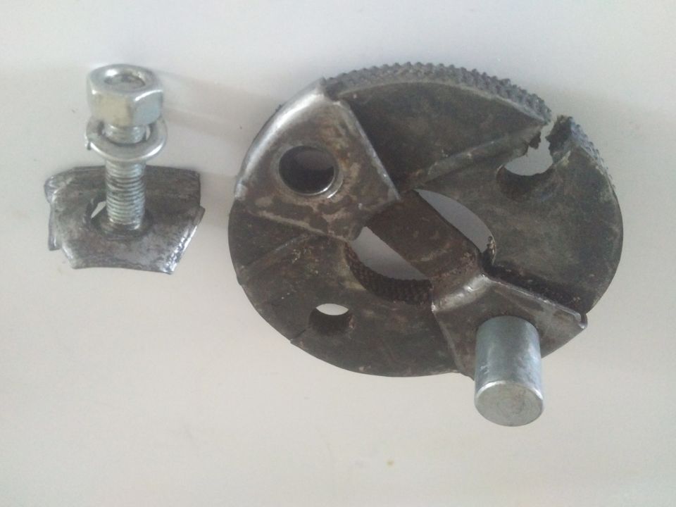Pipe cutter wheel with serrated edge and a bolt with nut and washer