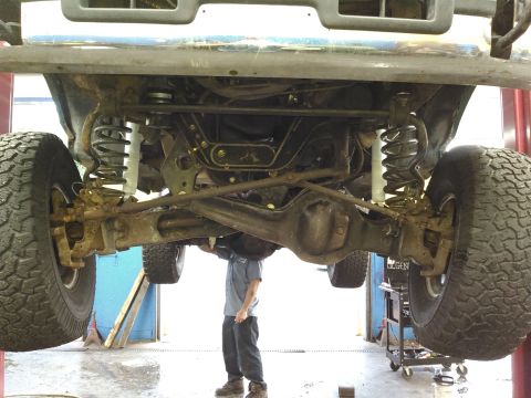 1996 Ford Bronco - axle droop while on a lift