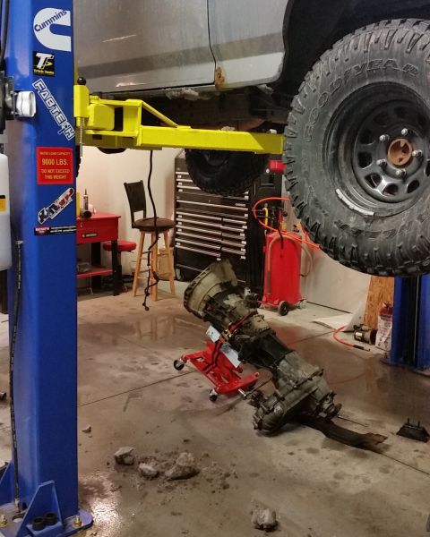 1995 Ford Bronco - Because I was in a hurry, I left the transfer case attached to the transmission for removal. Because its heavy and hard to stab back in pla…