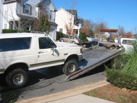 1989 Ford Bronco - Gettin towed to the temporary garage...a 2 bay storage unit rented for 280 a month...2 weeks was 140 bucks...much cheaper than paying someo…