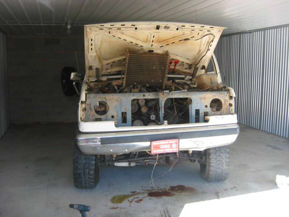 She's in...plenty of room. Had to air down the tires and take off my lightbar and modify the garage doors there, but she got in...