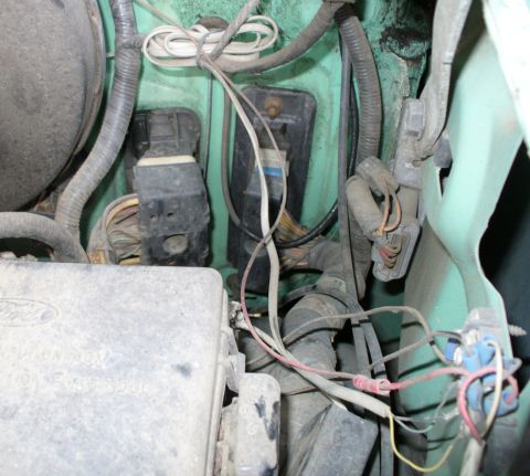1992 Ford Bronco - Better view of the white cat cable heading into the cab.