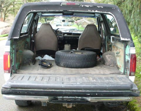 1992 Ford Bronco - Cargo area gutted and mostly cleaned up, awaiting new side panels. Hardtop properly fastened down now.