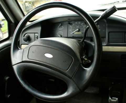 1992 Ford Bronco - Stock steering wheel installed. Found a non-CC cover for it. Horn works now!