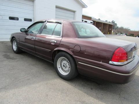 2001 Ford Crown Victoria photo