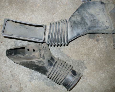 1992 Ford Bronco - F250 vs Bronco intake snorkels' inlet to air box.