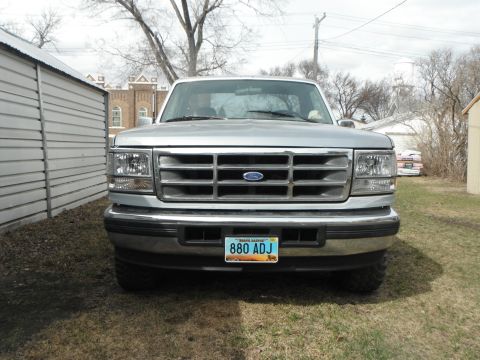 1995 Ford F-150 - Front view of a 1995 Ford F-150 pickup truck parked outdoors.