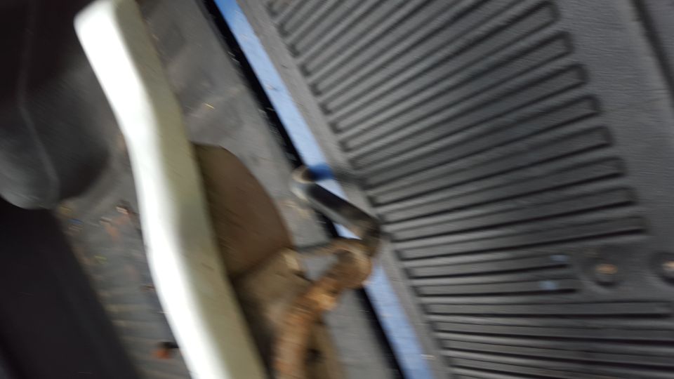 Running board with textured mat and metal bracket