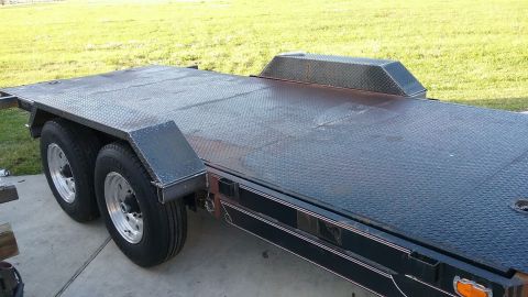 2016 Ford F-250 - This trailer has a diamond plate deck and dual axles with silver rims.