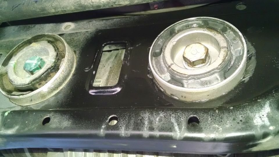 Differential mount with two rubber isolators and bolts