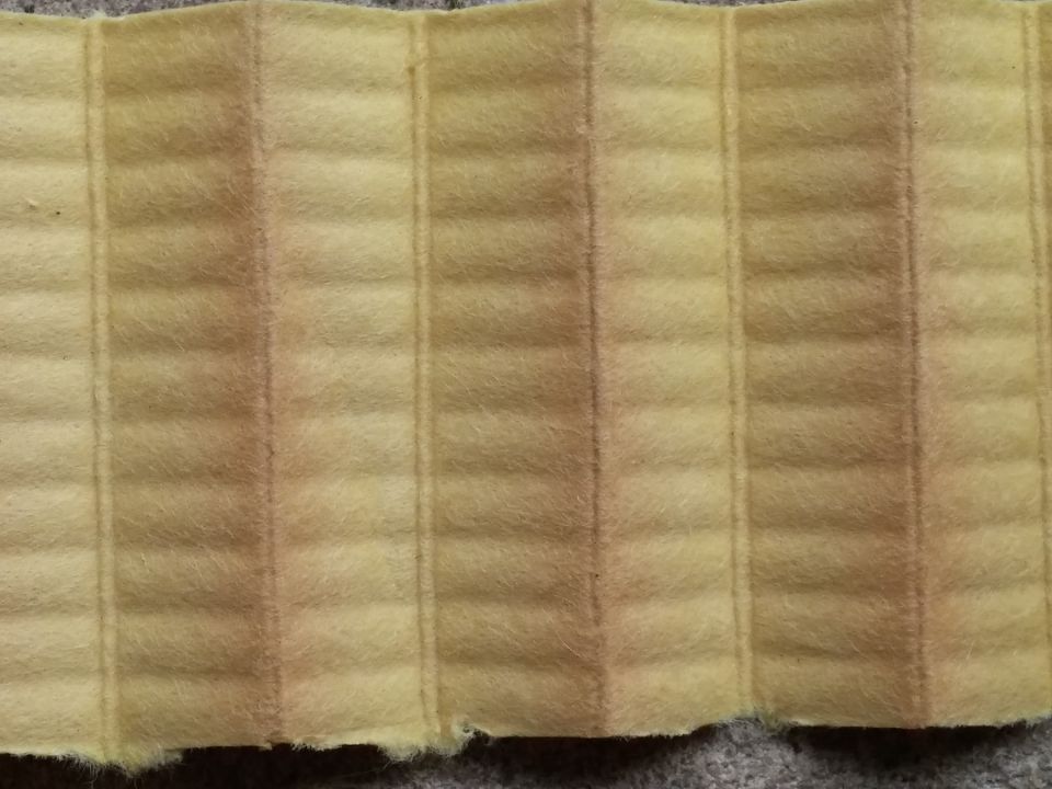 Oil filter media with pleats and brown discoloration