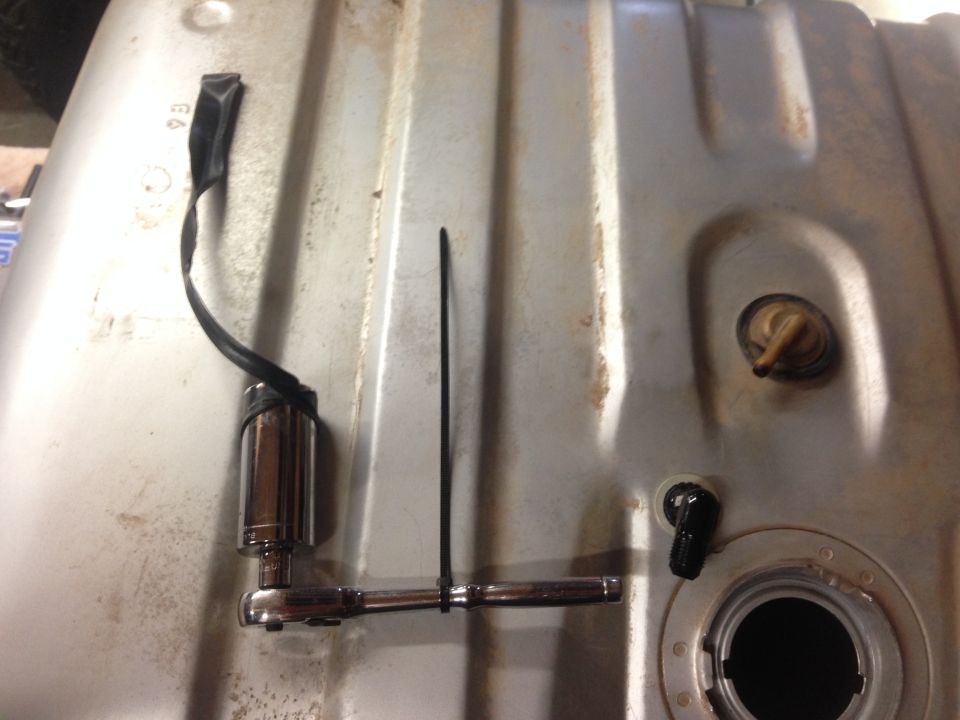 Fuel tank with Holley Sniper installation and ratchet