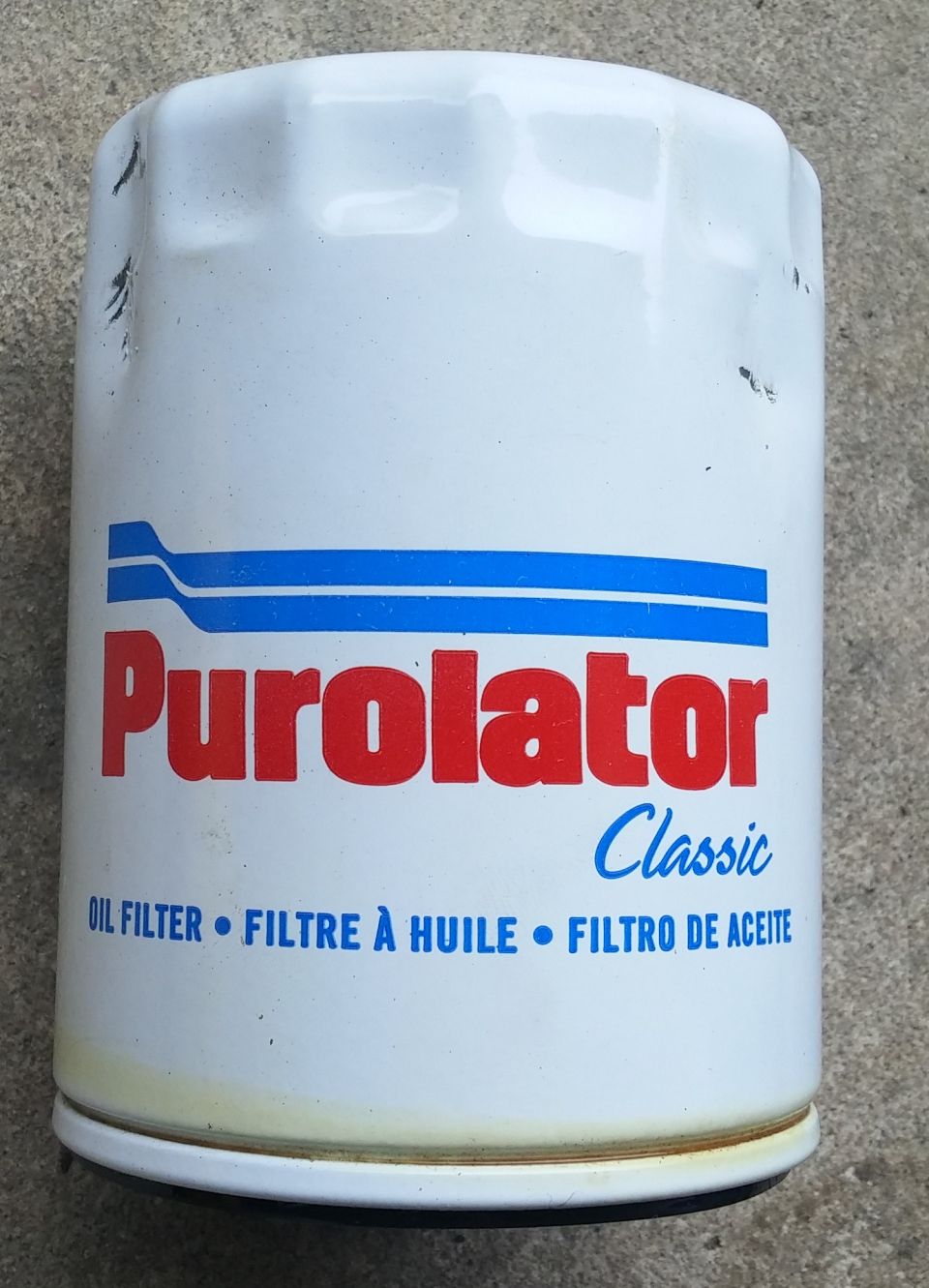 Purolator Classic oil filter with blue and red branding. Text reads OIL FILTER, FILTRE A HUILE, FILTRO DE ACEITE