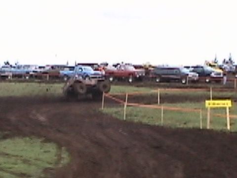 1994 Ford Explorer - This isn't the first time we have seen Jim driving on two tires. (we originally met him at 4x4 Wars in 2002)