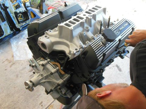1984 Ford Bronco - Ford racing valve covers going on. looking good now!