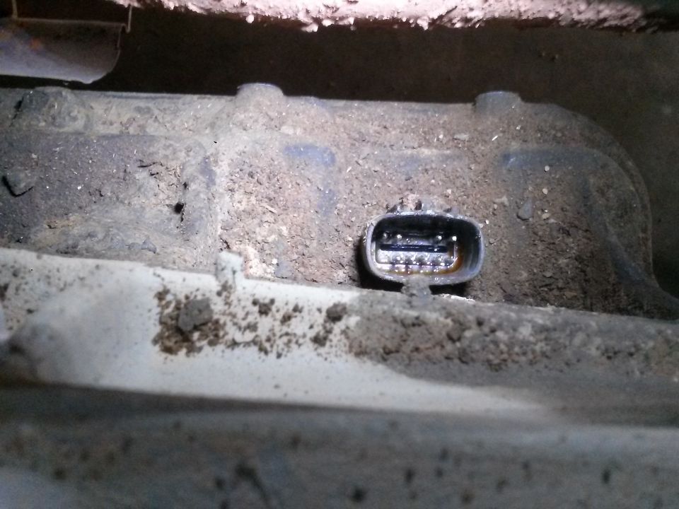 Dirty electrical connector with pins on a vehicle component