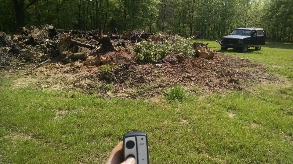 Testing the (cheapo chinese retrofitted) winch remote range - it worked even beyond this. So for $12 shipped, it was a good addition to the old Ramsey winch.