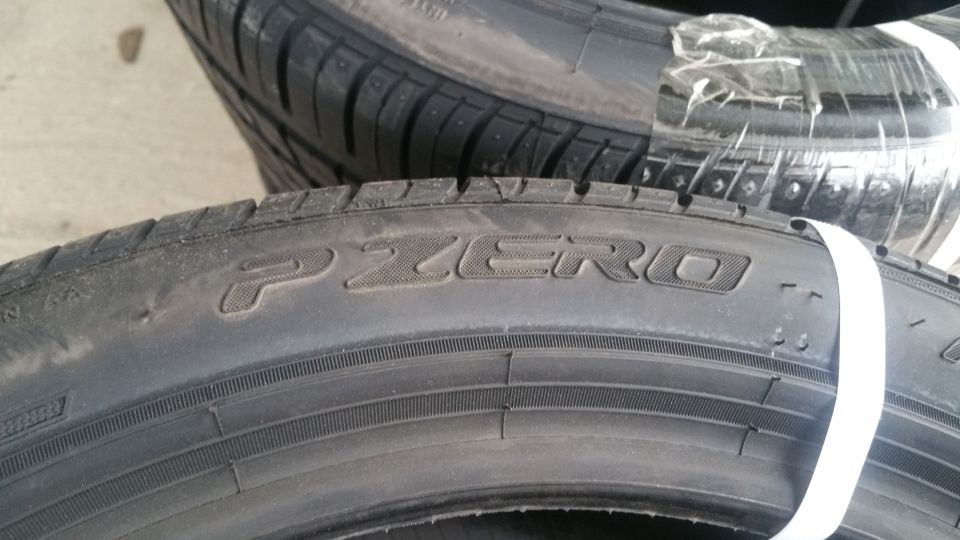 Pirelli P Zero tire sidewall detail