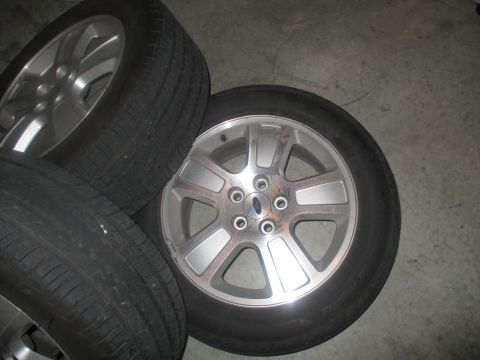 2004 Ford Crown Victoria - Tires and wheels need cleaning