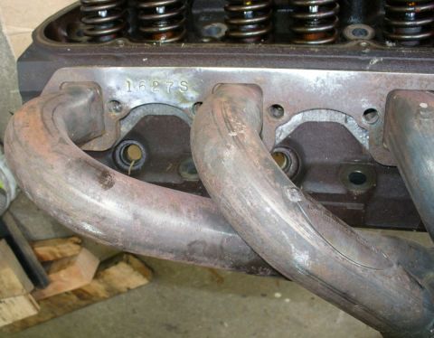 1992 Ford Bronco - Driver side JBA shorties on GT40P head, close-up.