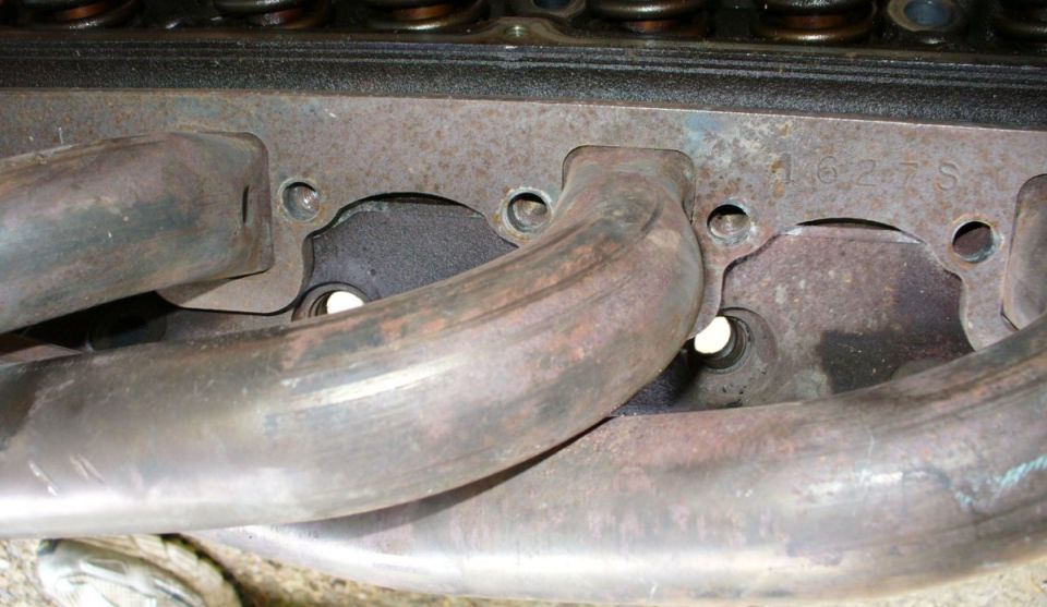 Passenger side JBA shorties on GT40P head, close-up.