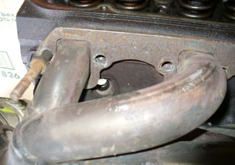 1992 Ford Bronco - Passenger side JBA shorties on GT40P head, close-up of the tightest access point.