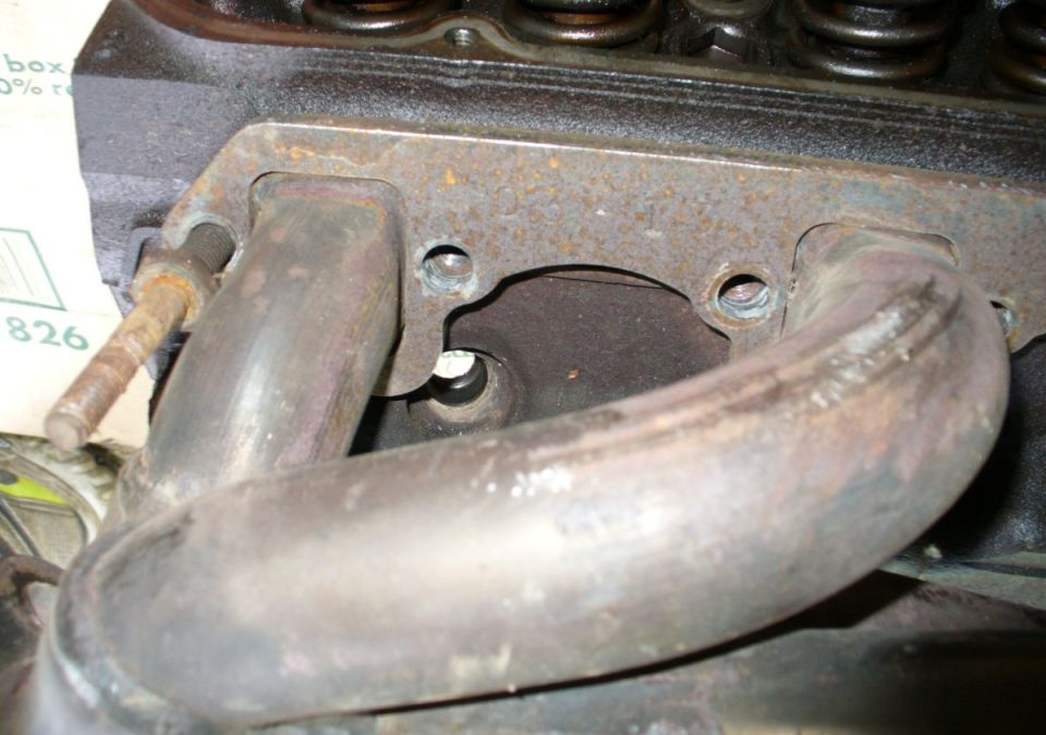 Passenger side JBA shorties on GT40P head, close-up of the tightest access point.