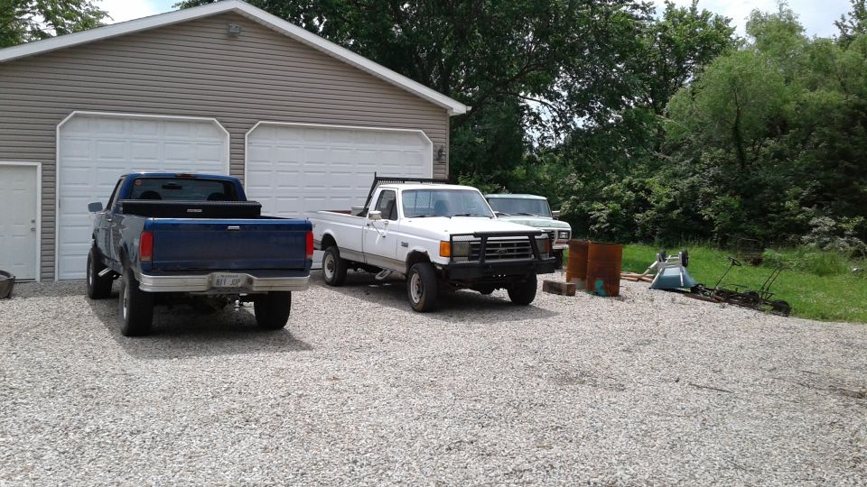 White donor truck. 351, zf5, gt40 heads. Runs great.