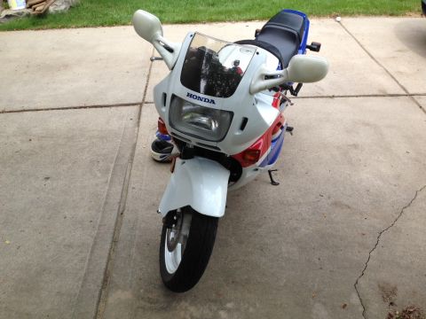 1989 Honda CBR600F - The front of a 1989 Honda CBR600F motorcycle is shown, its distinctive headlights and fairing.