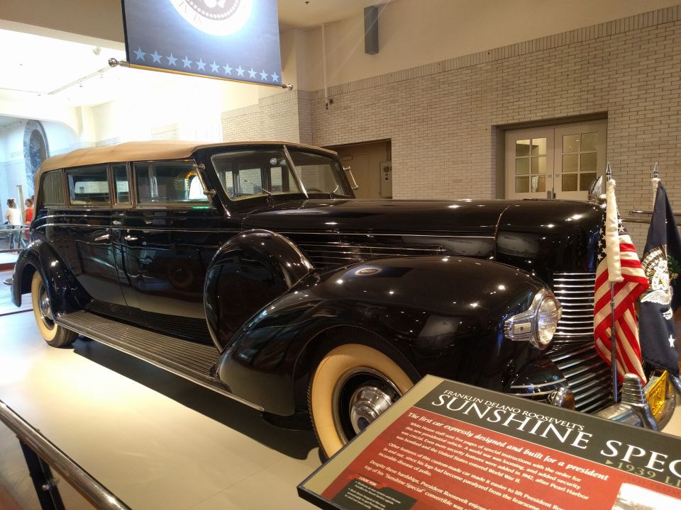 1939 Lincoln "Sunshine Special" convertible limousine in a museum.