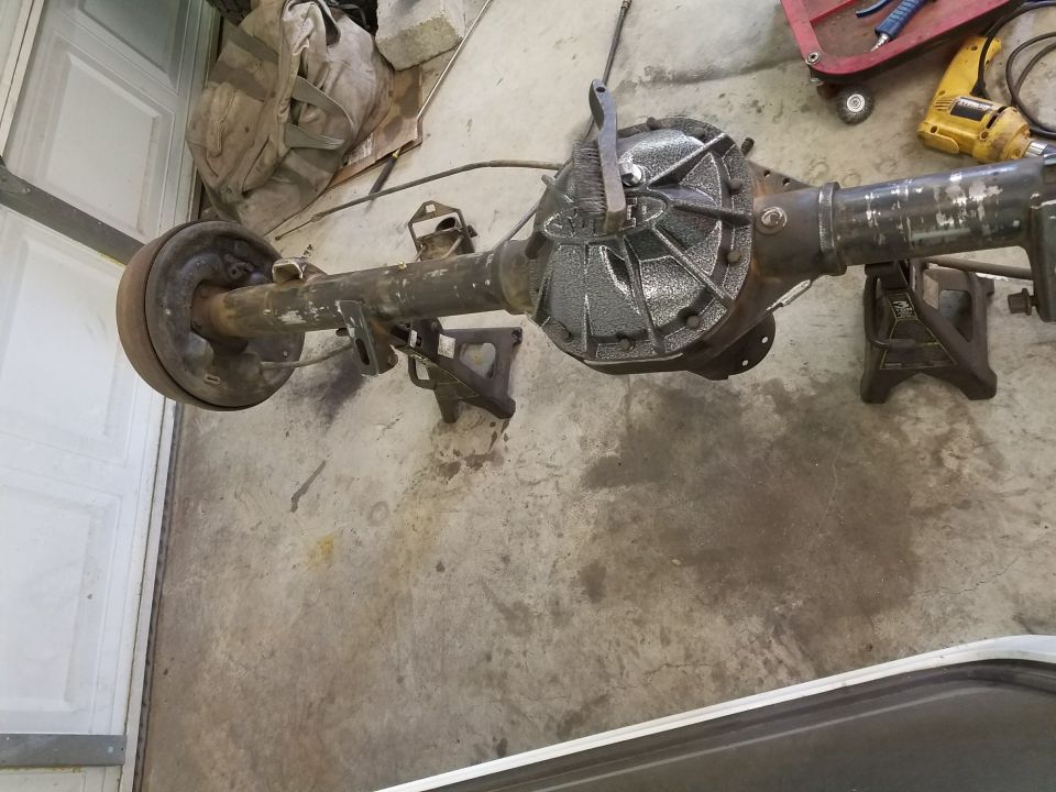 Rear axle assembly with drum brake and differential cover