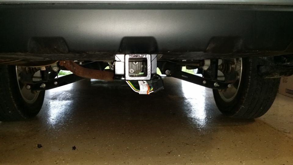 Rear trailer hitch assembly and suspension components of a vehicle