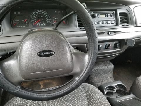 2004 Ford Crown Victoria photo