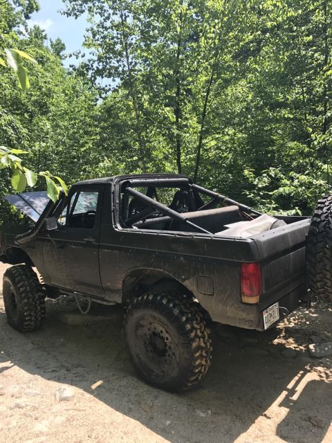 1989 Ford Bronco - This modified Ford Bronco appears to be from the late 1980s, not 1989.