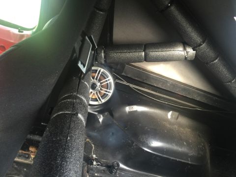 1989 Ford Bronco - The interior of the vehicle shows a speaker mounted near the roll bar padding.
